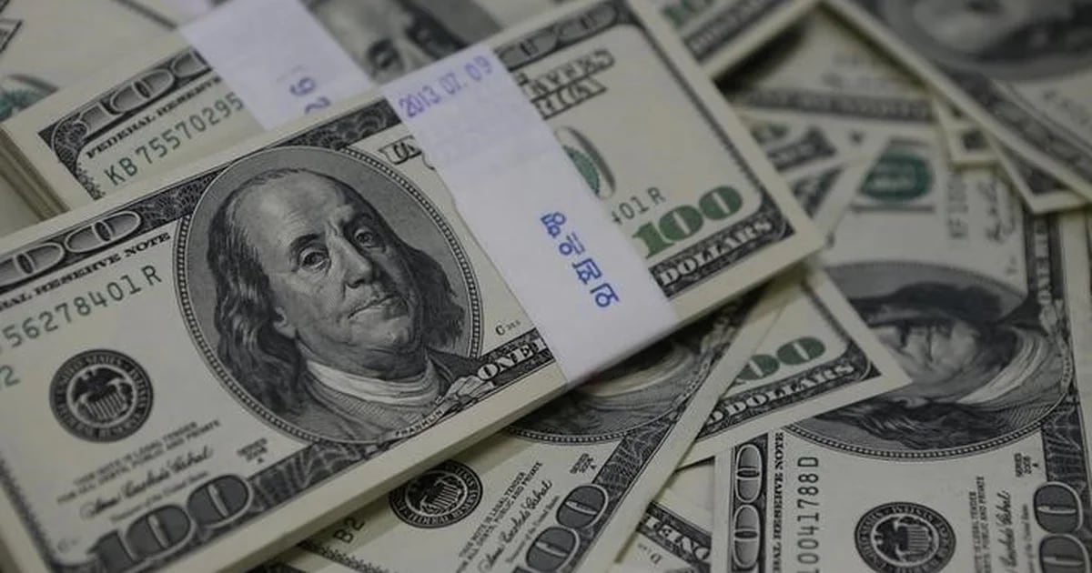 The dollar continues to fall and reaches the minimum value for the week