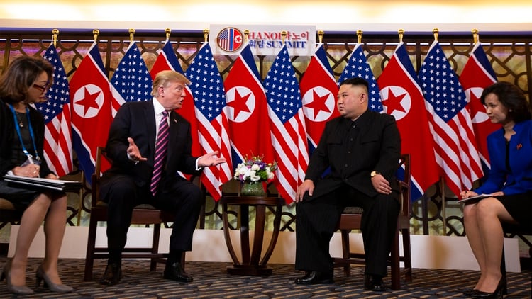 Donald Trump junto a Kim Jong-un el 28 de febrero de 2019 en Hanoi, Vietnam (AP Photo/ Evan Vucci)