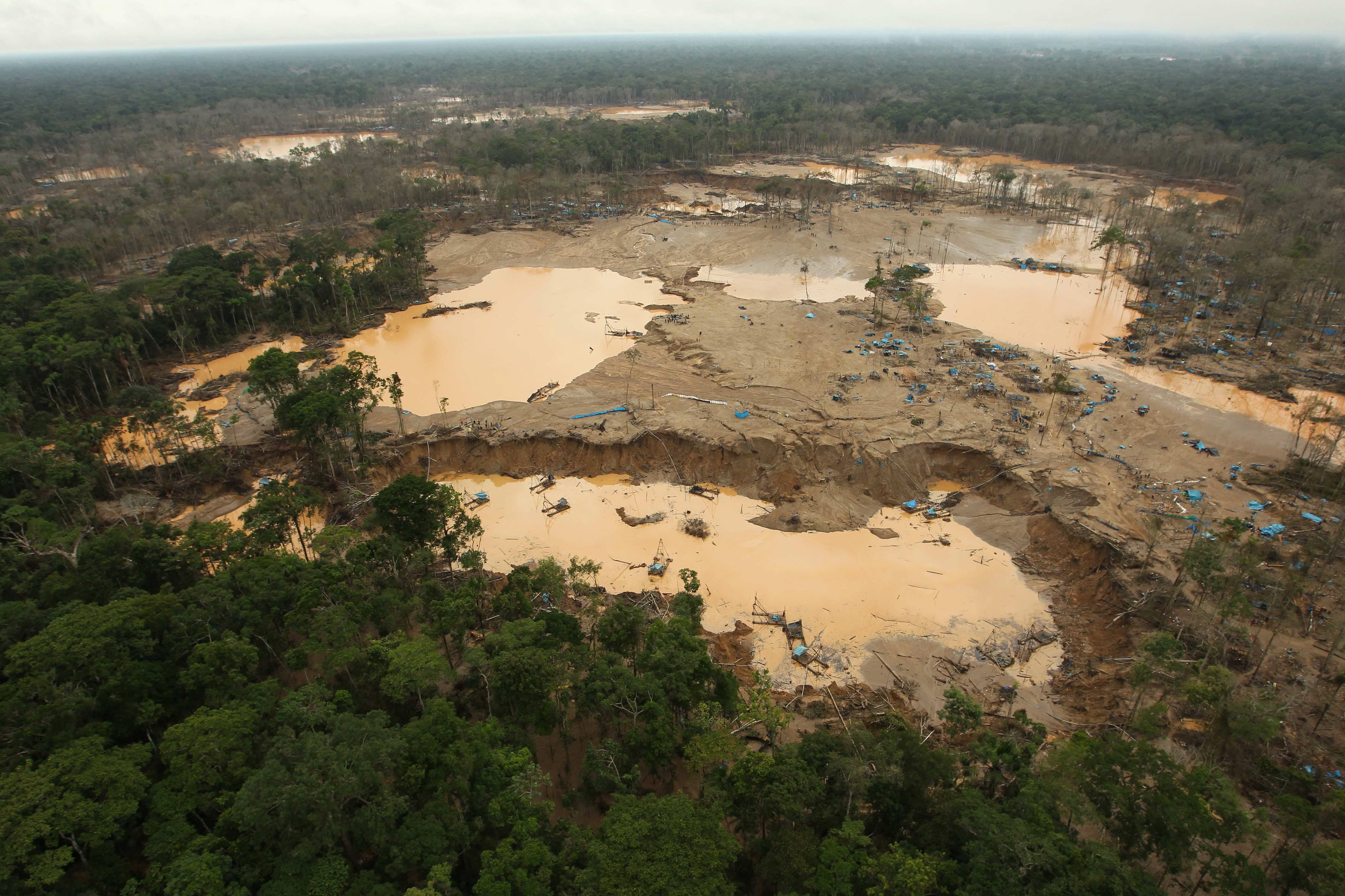 Fotografía de archivo en la que se registró una vista aérea de instalaciones destruidas en un campo de minería ilegal de oro, cerca de la reserva natural de Tambopata, en el departamento de Madre de Dios (Perú). EFE/Paolo Aguilar