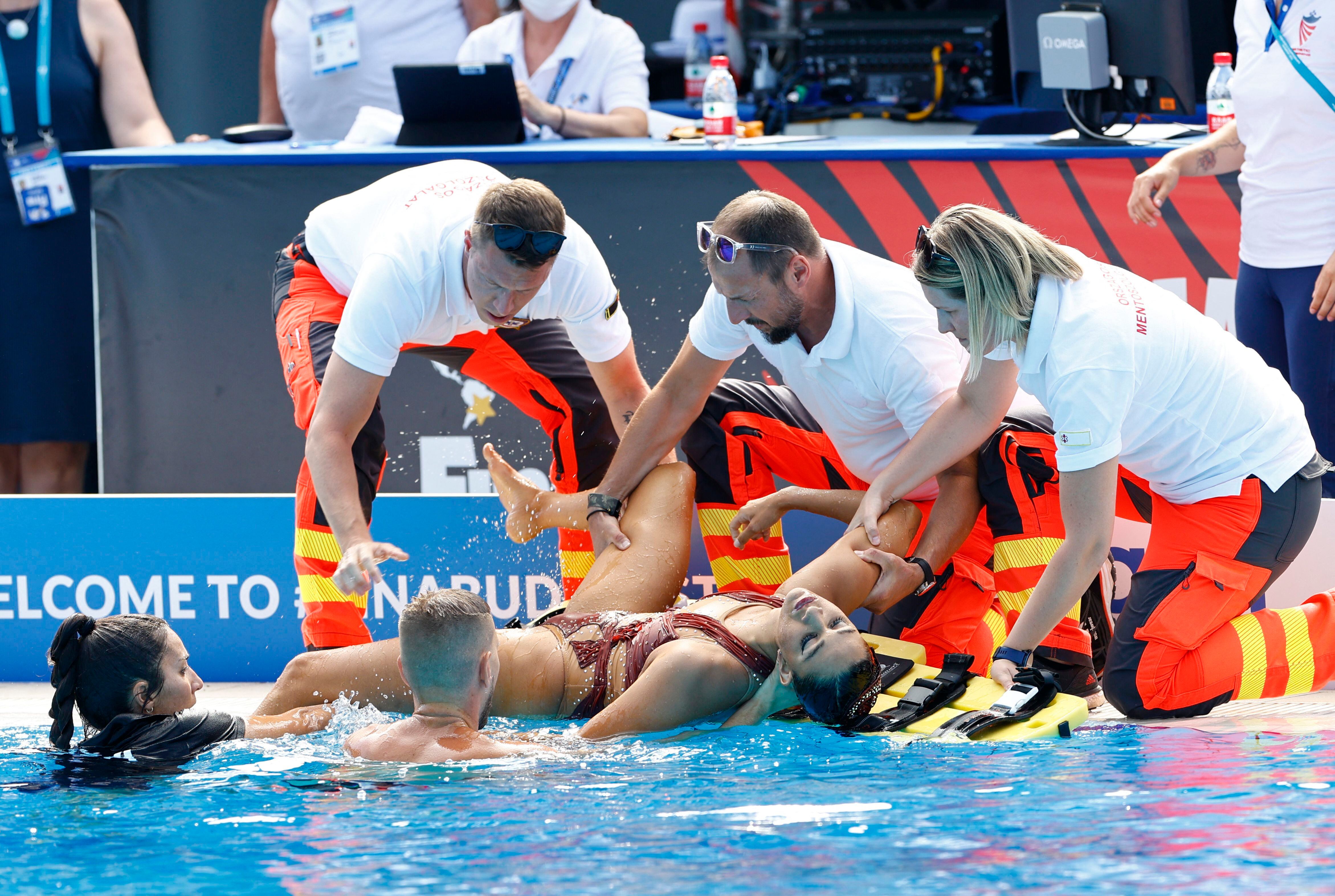 Álvarez llega al borde de la piscina, donde la esperó una camilla  (REUTERS/Lisa Leutner)