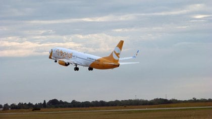 El despegue de uno de los aviones Flybondi, el primer low cost de la era macro