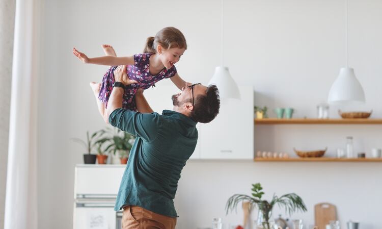 Una semana laboral de cuatro días podría aliviar un poco la culpa, permitiendo a las personas pasar más tiempo con sus familiares y amigos (Shutterstock)