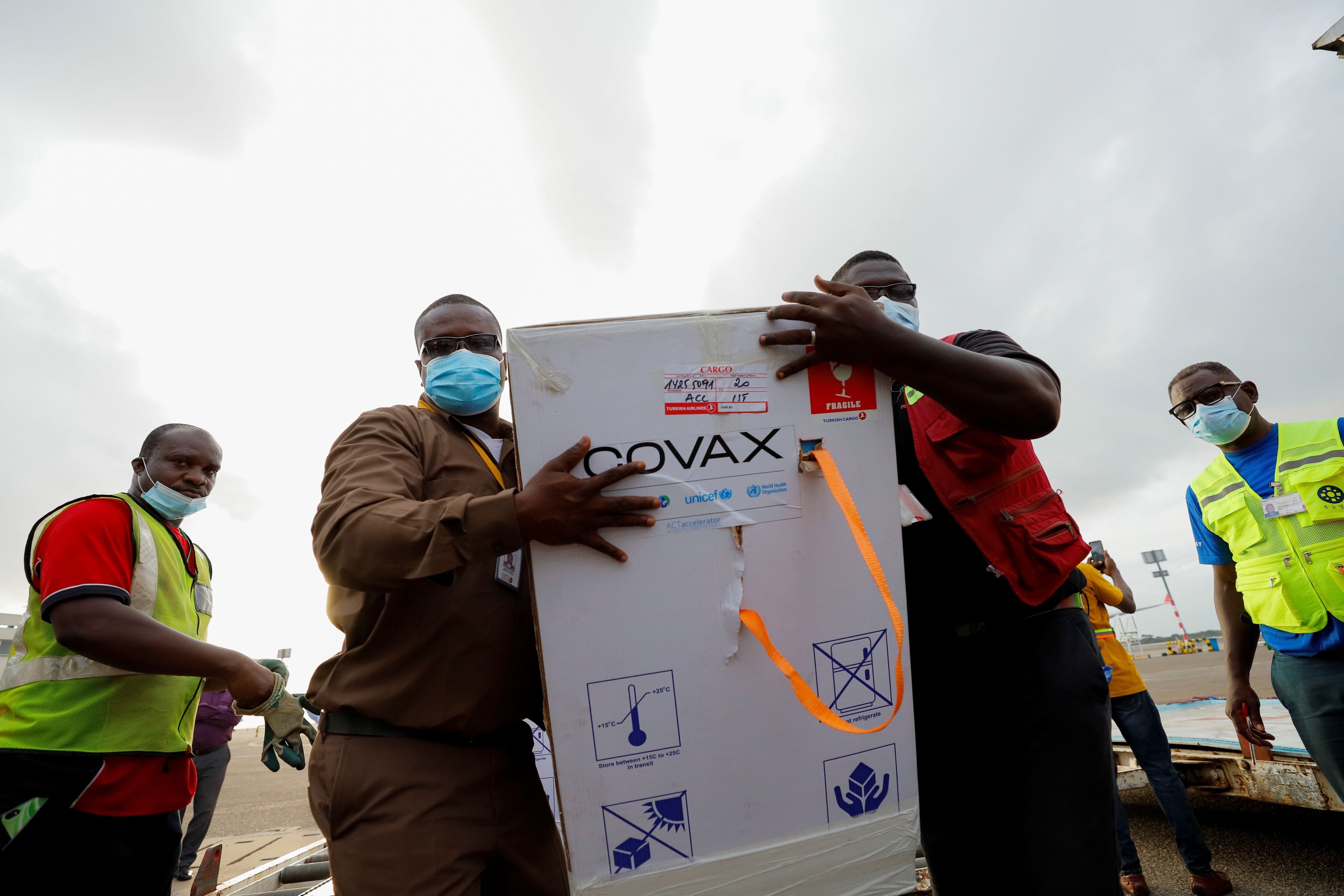 El modelo que incluye el mecanismo COVAX que permite comprar vacunas y otros insumos para la pandemia y garantizar el acceso a la población de países de bajos y medianos recursos debería ser fortalecido en la estrategia global para la preparación de futuras pandemias, según el panel de expertos/ REUTERS/Francis Kokoroko