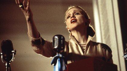 El sábado 9 de marzo de 1996, frente a cuatro mil extras, Madonna salió al balcón como Eva Perón y cantó la famosa canción. Fue una de sus noches más intensas como actriz