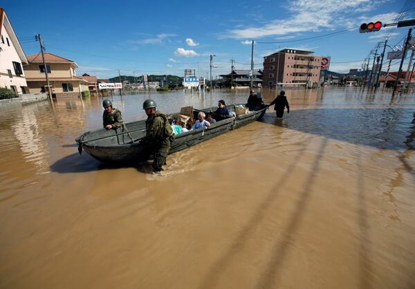 Equipos de emergencia rescatan a los afectados (Reuters)
