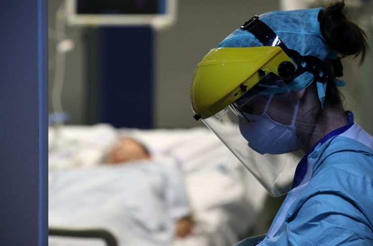 Una trabajadora médica en el hospital Erasme de Bruselas, (REUTERS/Yves Herman)