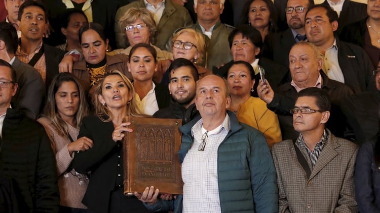 Jeanine Áñez y Arturo Murillo sostienen La Biblia (Reuters)
