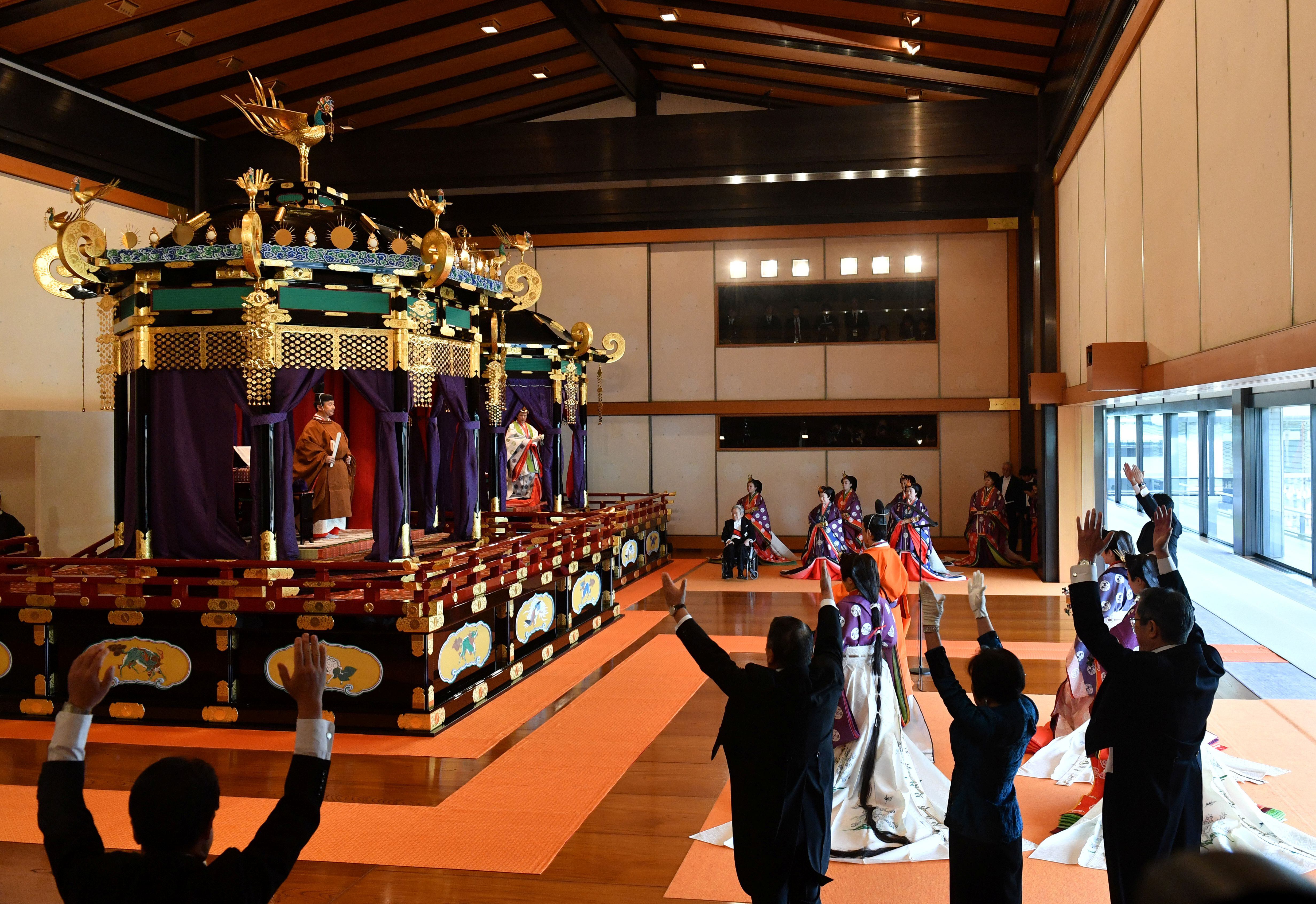 El primer ministro Shinzo Abe (D) grita "banzai", al celebrar la entronización del emperador Kazuhiro (Kazuhiro Nogi/Pool via REUTERS) 