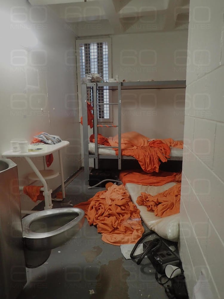 Así quedó la celda de Jeffrey epstein en el Metropolitan Correctional Center de Manhattan, donde su cuerpo apareció si vida con signos de haber cometido un suicidio (Gentileza 60 Minutes / CBS)
