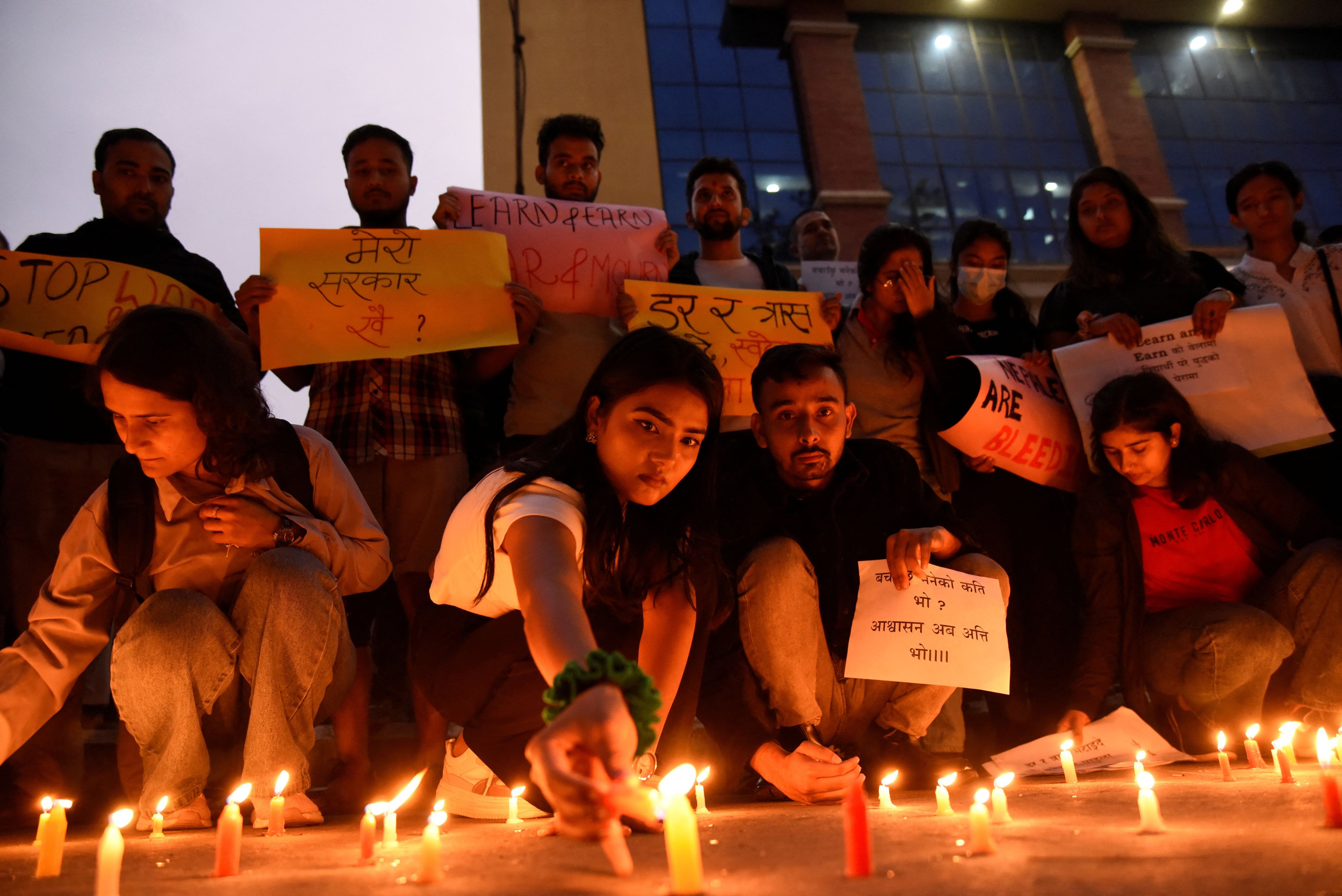 Estudiantes nepalíes celebran una vigilia con velas en conmemoración de la muerte de 10 estudiantes nepalíes en Israel en Katmandú, Nepal, 10 de octubre de 2023. REUTERS/Monika Malla