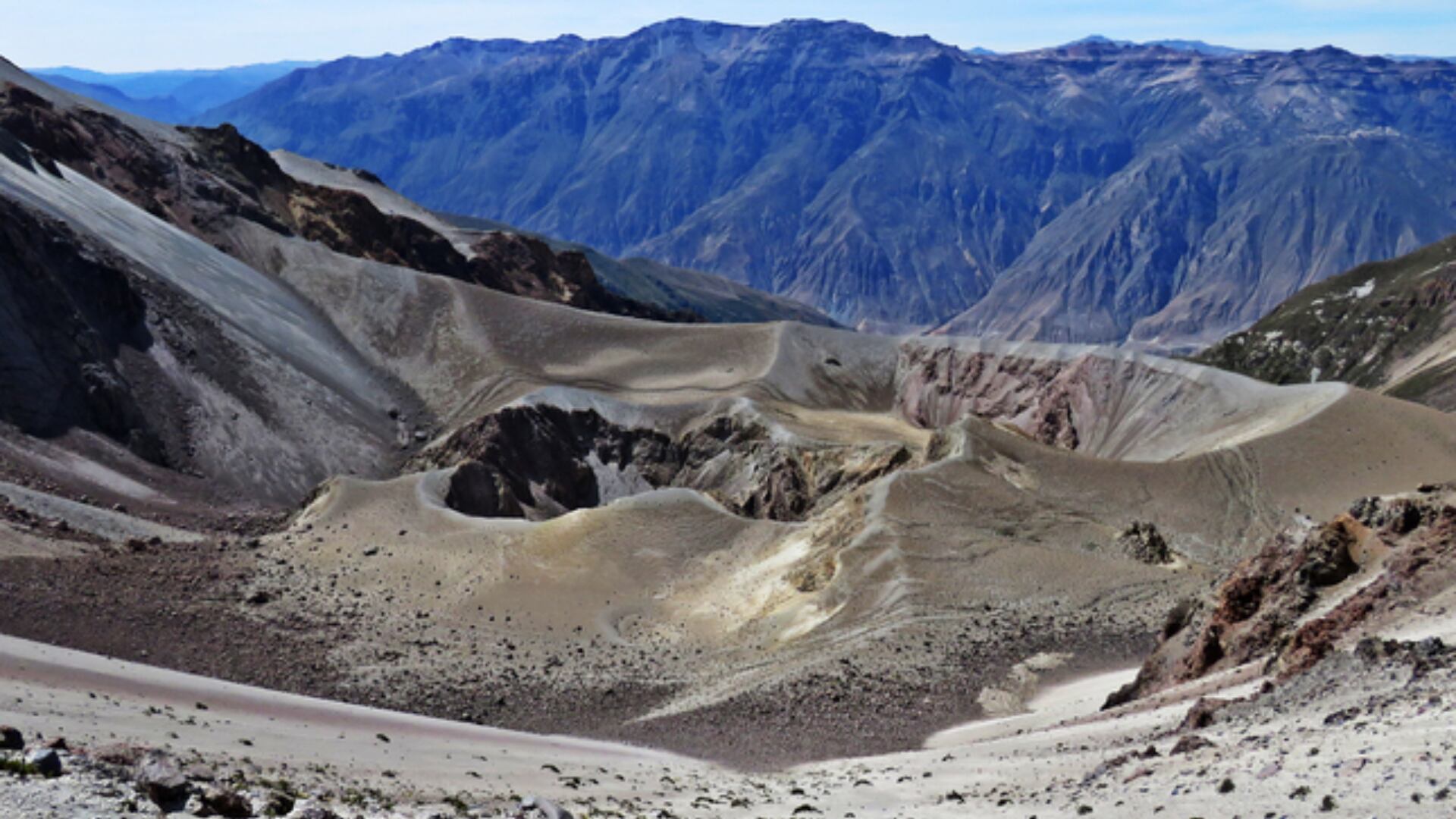 Cráter del volcán Huaynaputina.