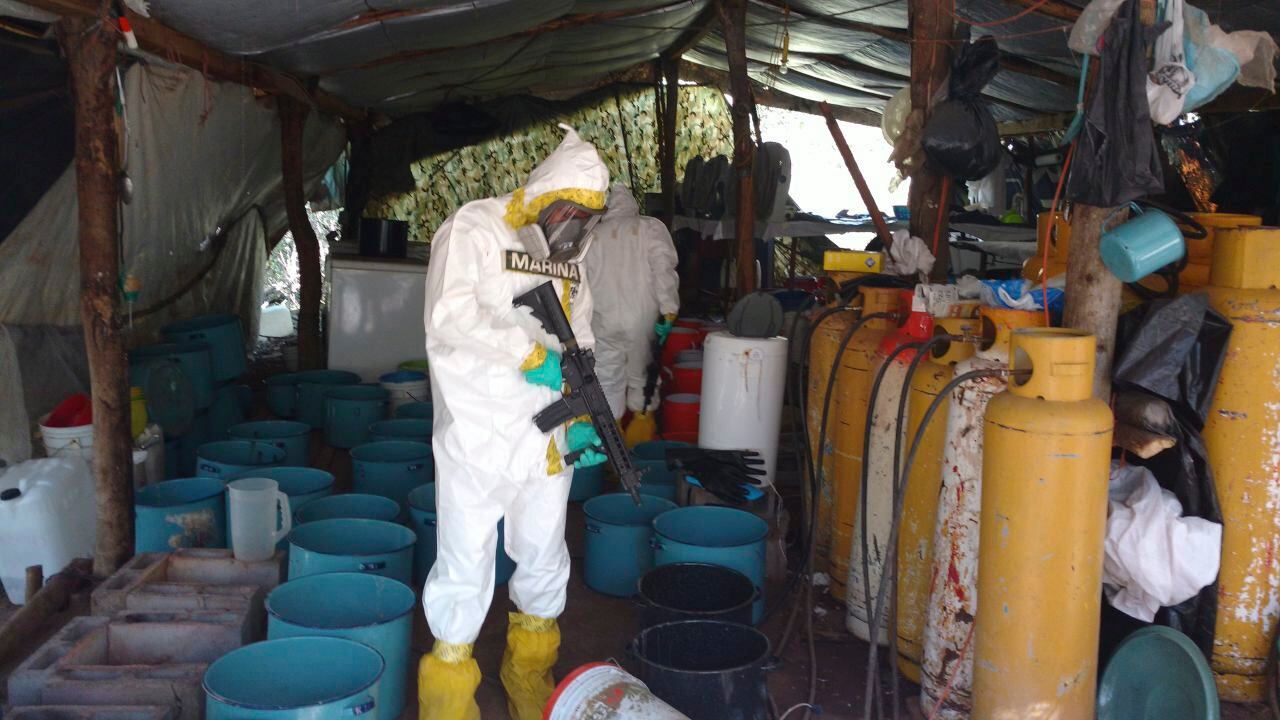 La Secretaría de Marina decomisó más de una tonelada de metanfetaminas y desmanteló un laboratorio clandestino con precursores químicos para la fabricación de drogas sintéticas. FOTO: SEMAR