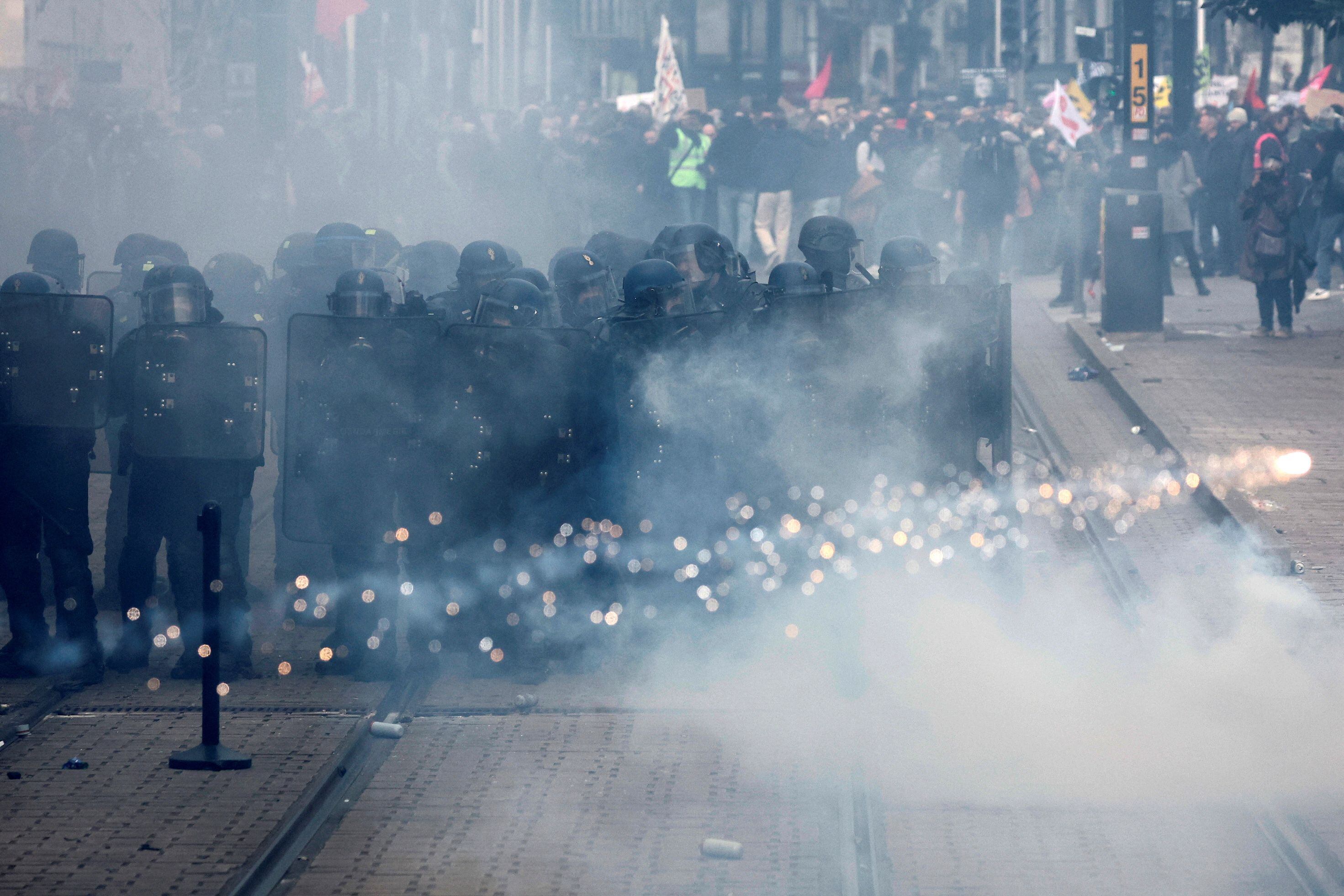 Es la novena jornada de protestas por la reforma que Macron evitó pasar por el Congreso (REUTERS/Stephane Mahe)