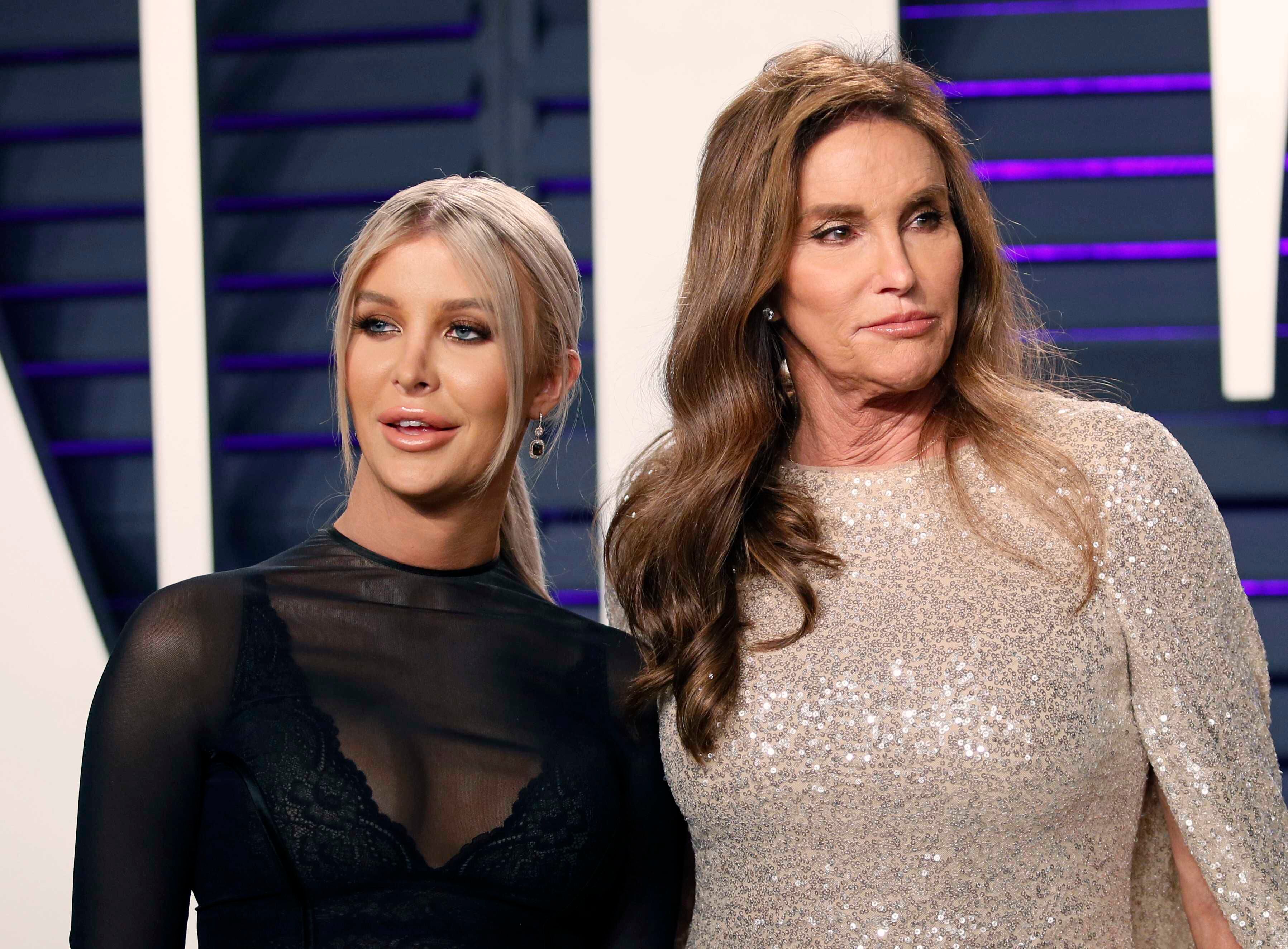 Caitlyn junto a la influencer Sophia Hutchins, de 25 años y también mujer trans, con quien mantiene una especial relación desde 2017 (REUTERS/Danny Moloshok)
