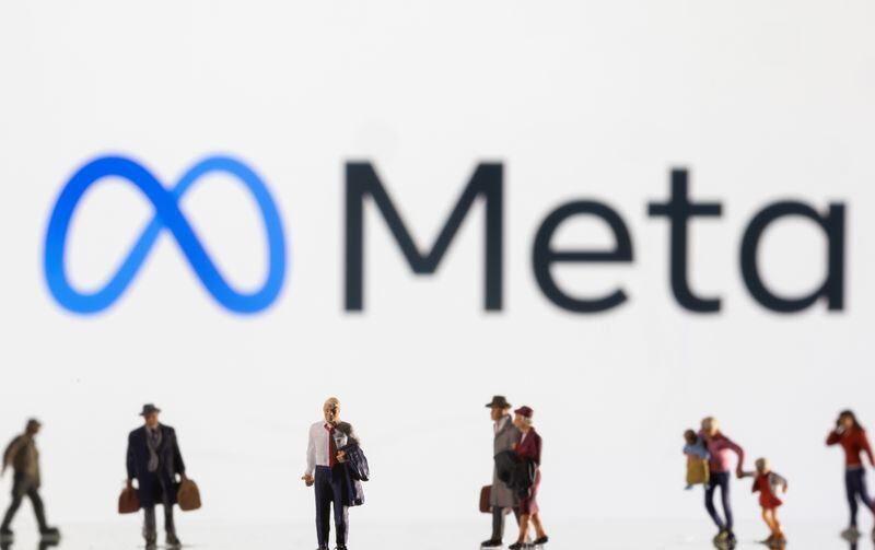 Pequeños figurines son exhibidos en frente a un logo de Meta (Foto: REUTERS/Dado Ruvic/Ilustración)