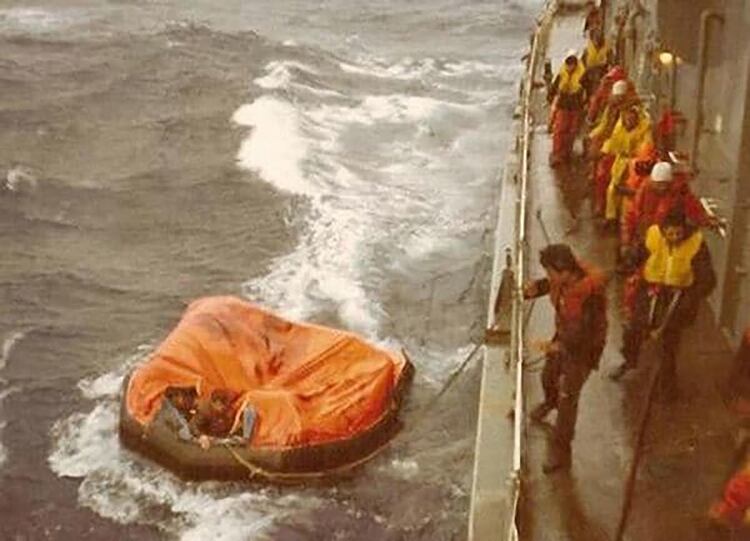 El rescate de las balsas. Estuvieron mÃ¡s de 48 horas a la deriva en un mar furioso con vientos de 120 kilÃ³metros por hora