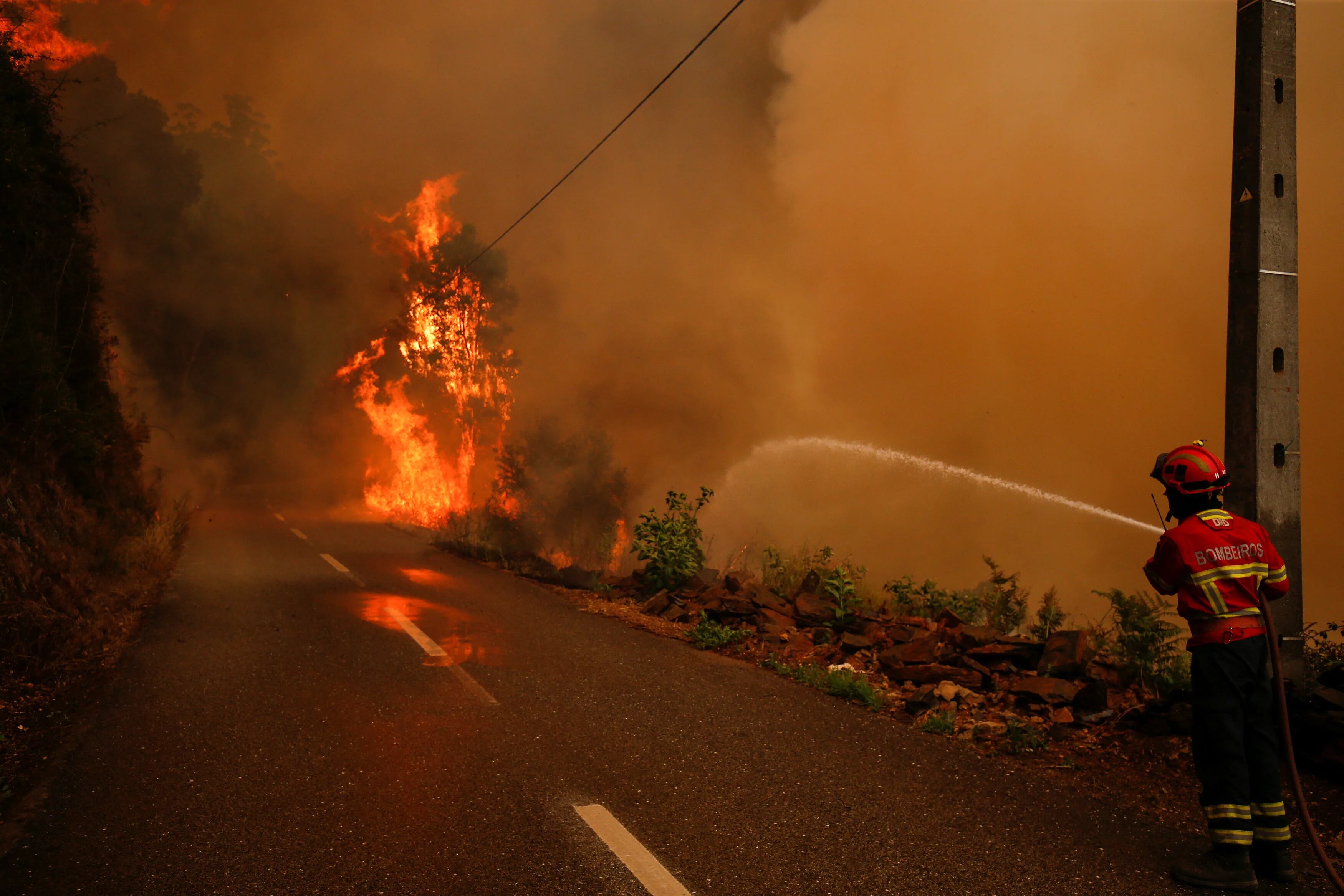 Un bombero lucha contra el fuego forestal en la villa de Sandinha, cerca de Gois (Reuters)
