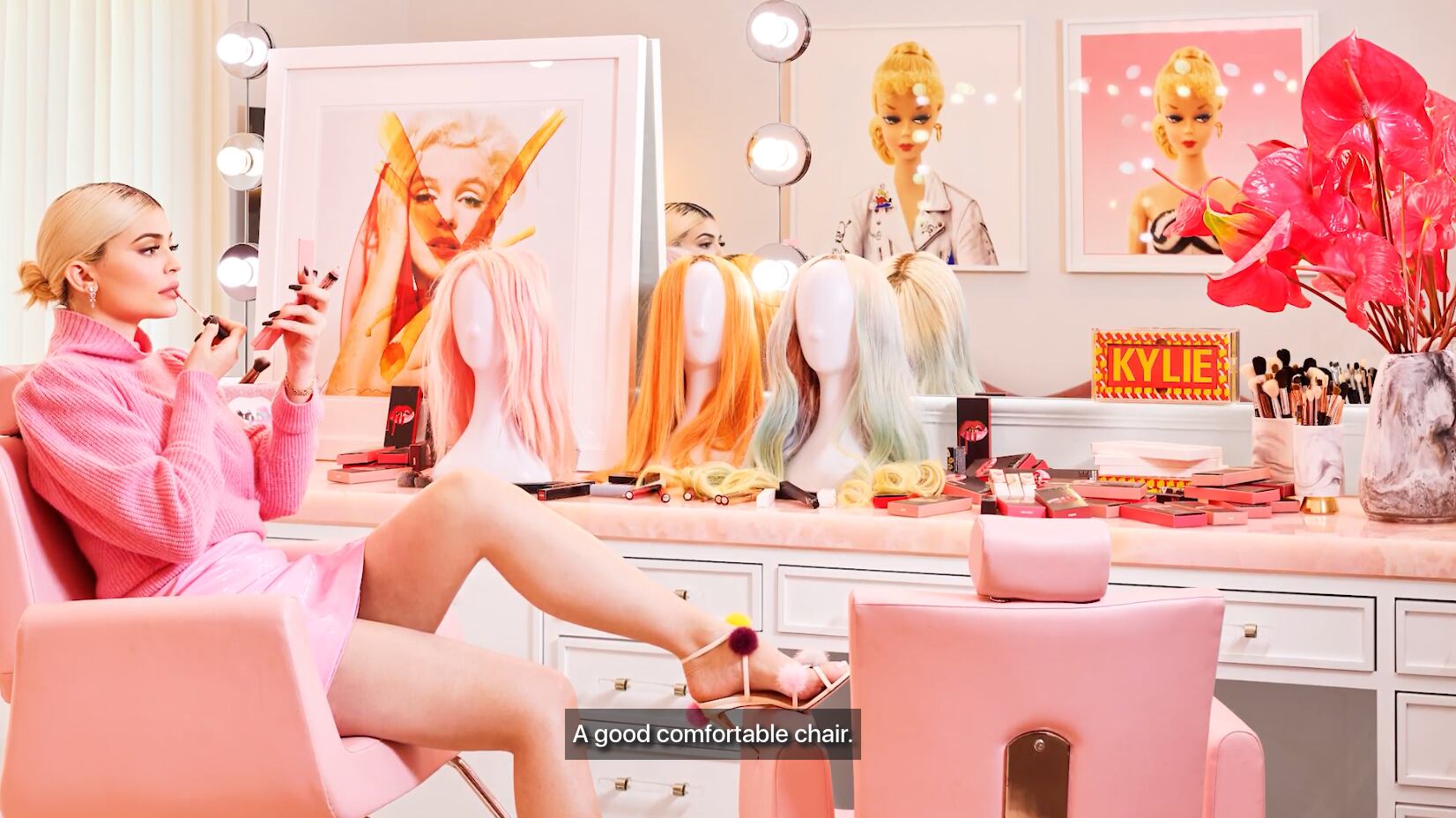 Kylie Jenner pasa la mayor parte del tiempo en su cuarto de maquillaje y peinado (Captura Architectural Digest)