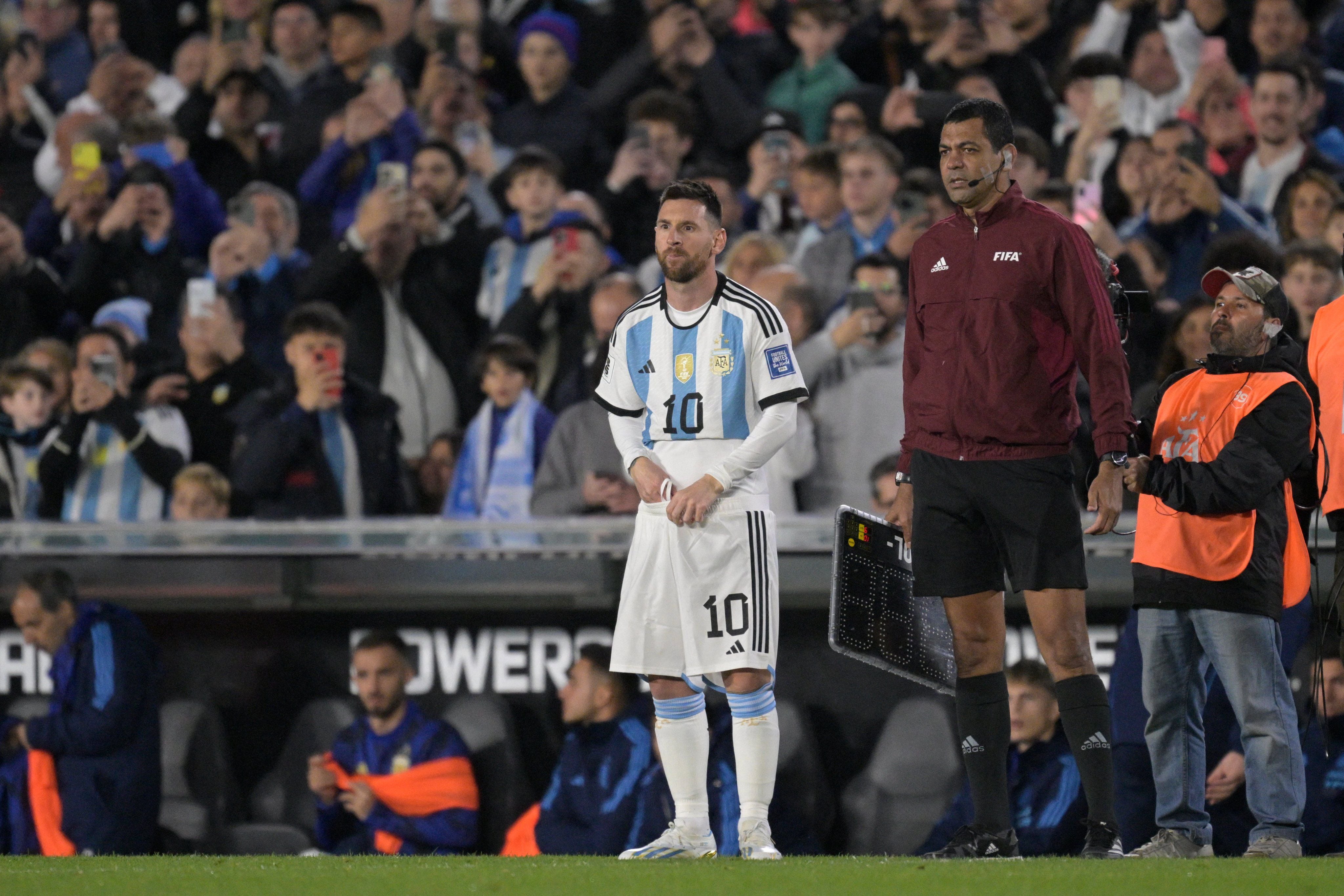 Lionel Messi ingresó a los 53 minutos del Argentina vs Paraguay en reemplazo de Julián Álvarez - Créditos: Conmebol.