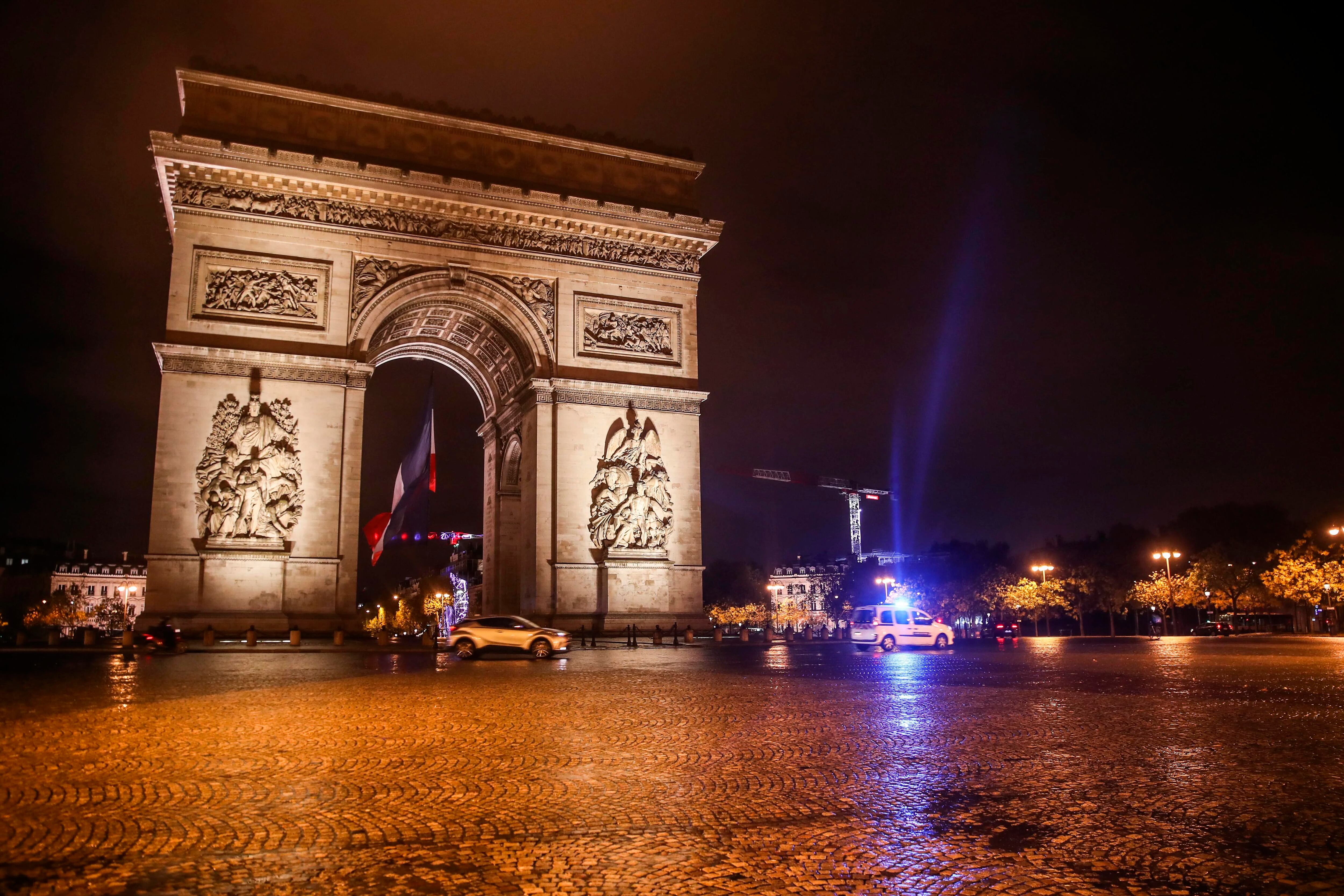Desde hace dos semanas rige un toque de queda nocturno en París (EFE)