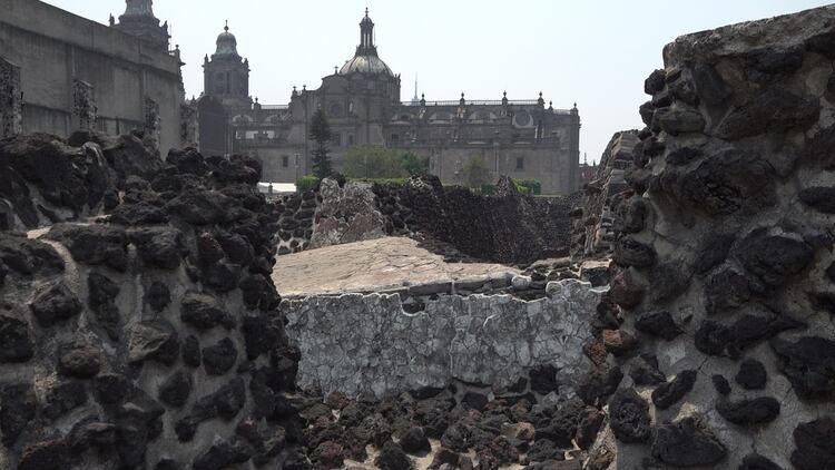 Las ruinas del Templo Mayor en la capital mexicana, desde donde se ve la Catedral Metropolitana. (Foto: Infobae, Juan Vicente Manrique)