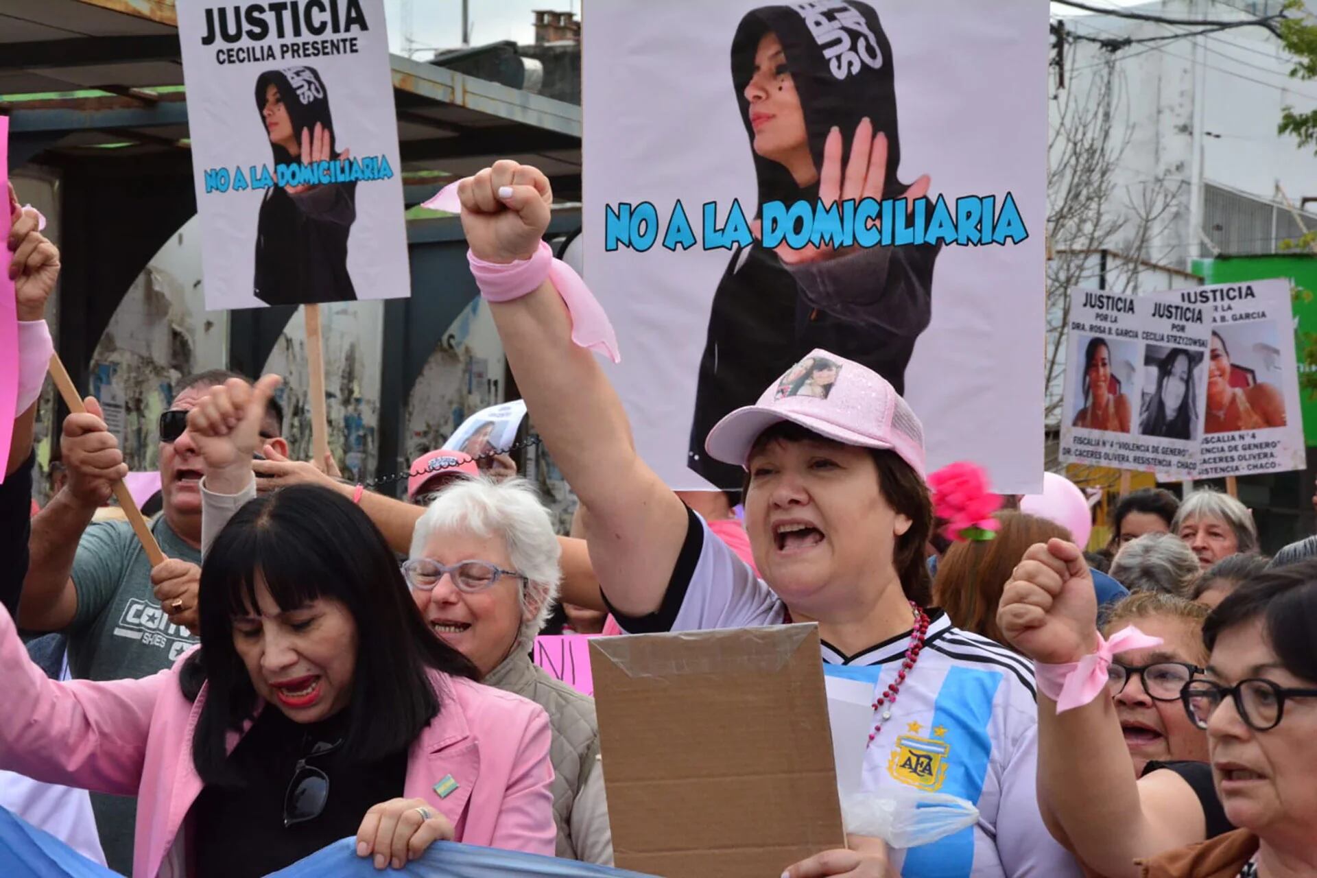 Gloria Romero encabezó una séptima marcha para pedir "Justicia" por su hija y en rechazo a la solicitud de prisión domiciliaria para Emerenciano Sena (Foto/Gabriel Bobis)