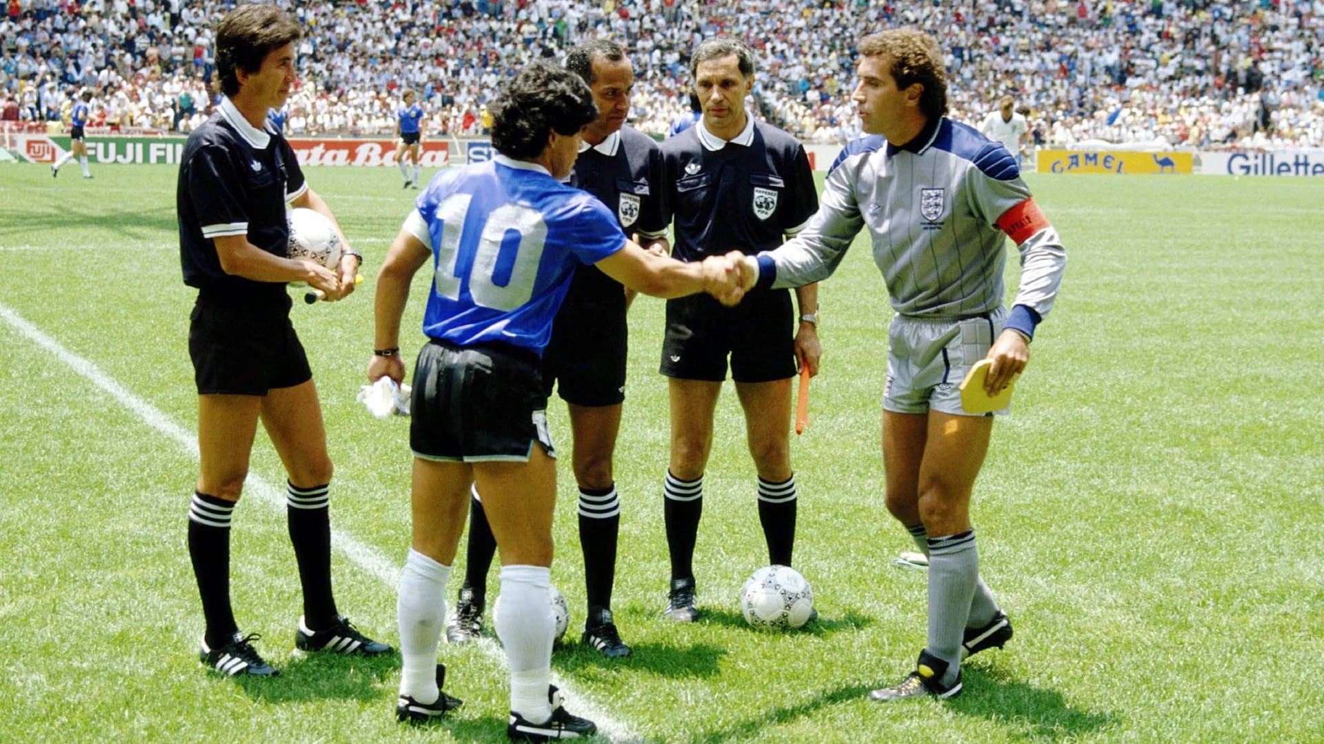 Bogdan Dochev, con la pelota al pie antes de                                 l inicio del partido que Argentina e Inglaterra jugaron en cuartos de final del Mundial de México 1986 que los de Carlos Bilardo ganaron 2 a 1