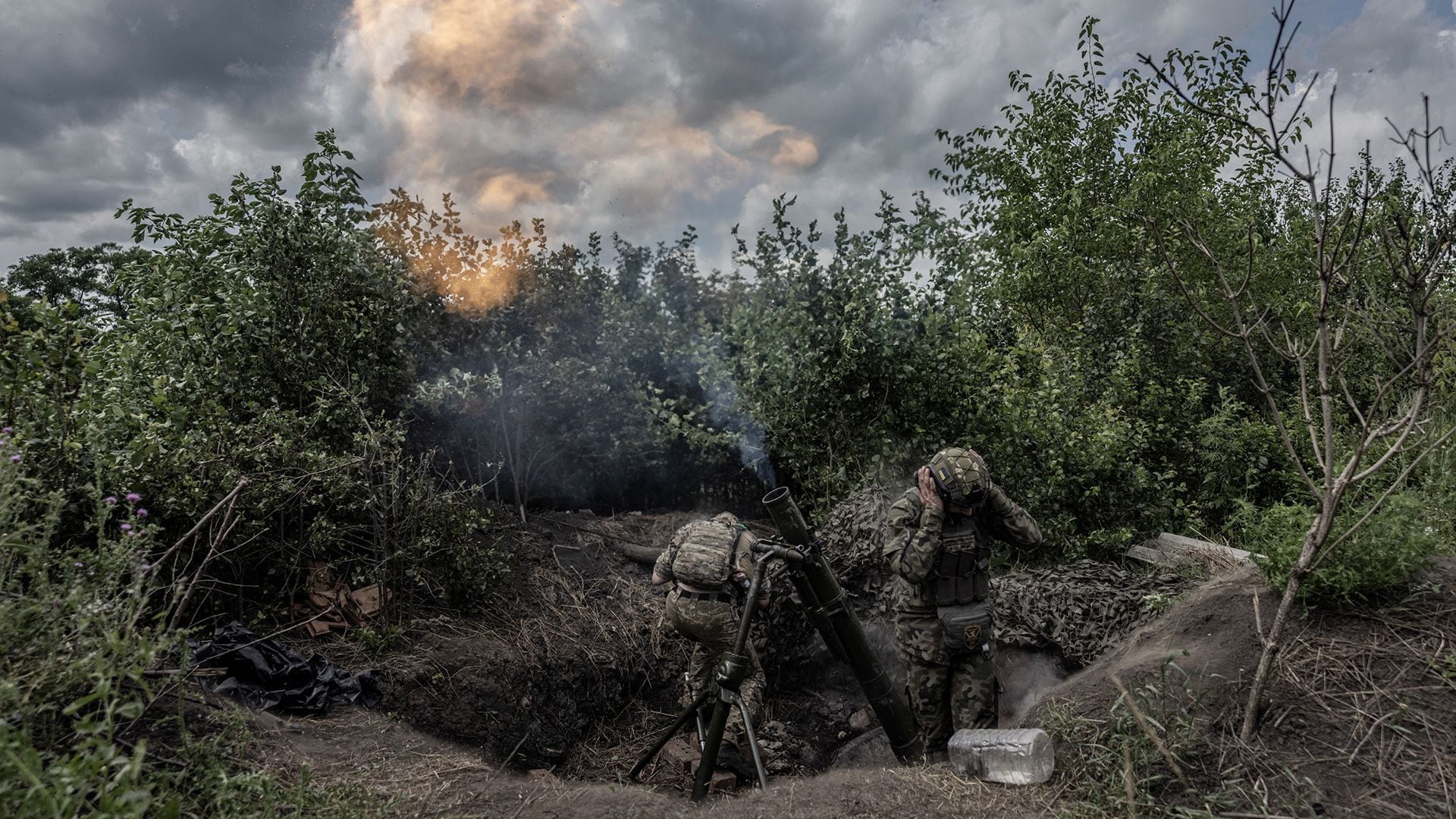 Un equipo de morteros ucraniano dispara hacia una posición de trinchera rusa cerca de Niu-York, Ucrania, el mes pasado (Finbarr O’Reilly/The New York Times)
