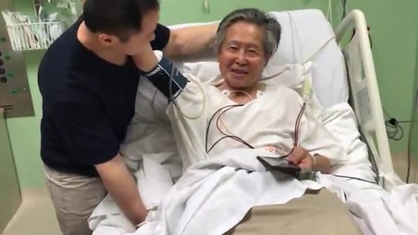 Fujimori con su hijo Kenji en la clínica de Lima en la que se encuentra internado