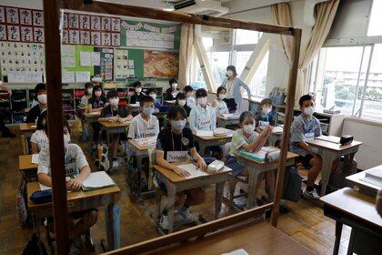 Chicos asisten a la escuela en Funabashi, al este de Tokyo, Japón - REUTERS/Kim Kyung-Hoon