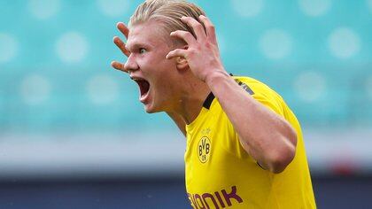 Soccer Football - Bundesliga - RB Leipzig v Borussia Dortmund - Red Bull Arena, Leipzig, Germany - June 20, 2020  Borussia Dortmund's Erling Braut Haaland celebrates scoring their second goal, following the resumption of play behind closed doors after the outbreak of the coronavirus disease (COVID-19)  Ronny Hartmann/Pool via REUTERS  DFL regulations prohibit any use of photographs as image sequences and/or quasi-video