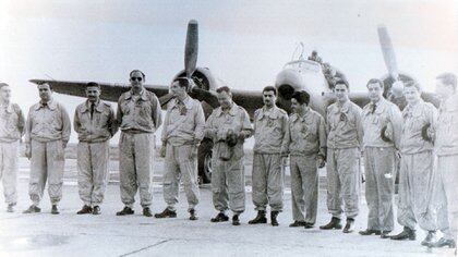 El brigadier Ernesto Crespo (quinto desde la derecha) cuando era un joven piloto de los caza Calquin en su Mendoza natal. Entonces no intuía el desafío que enfrentaría muchos años después al mando del comando de la Fuerza Aérea Sur durante el conflicto de Malvinas