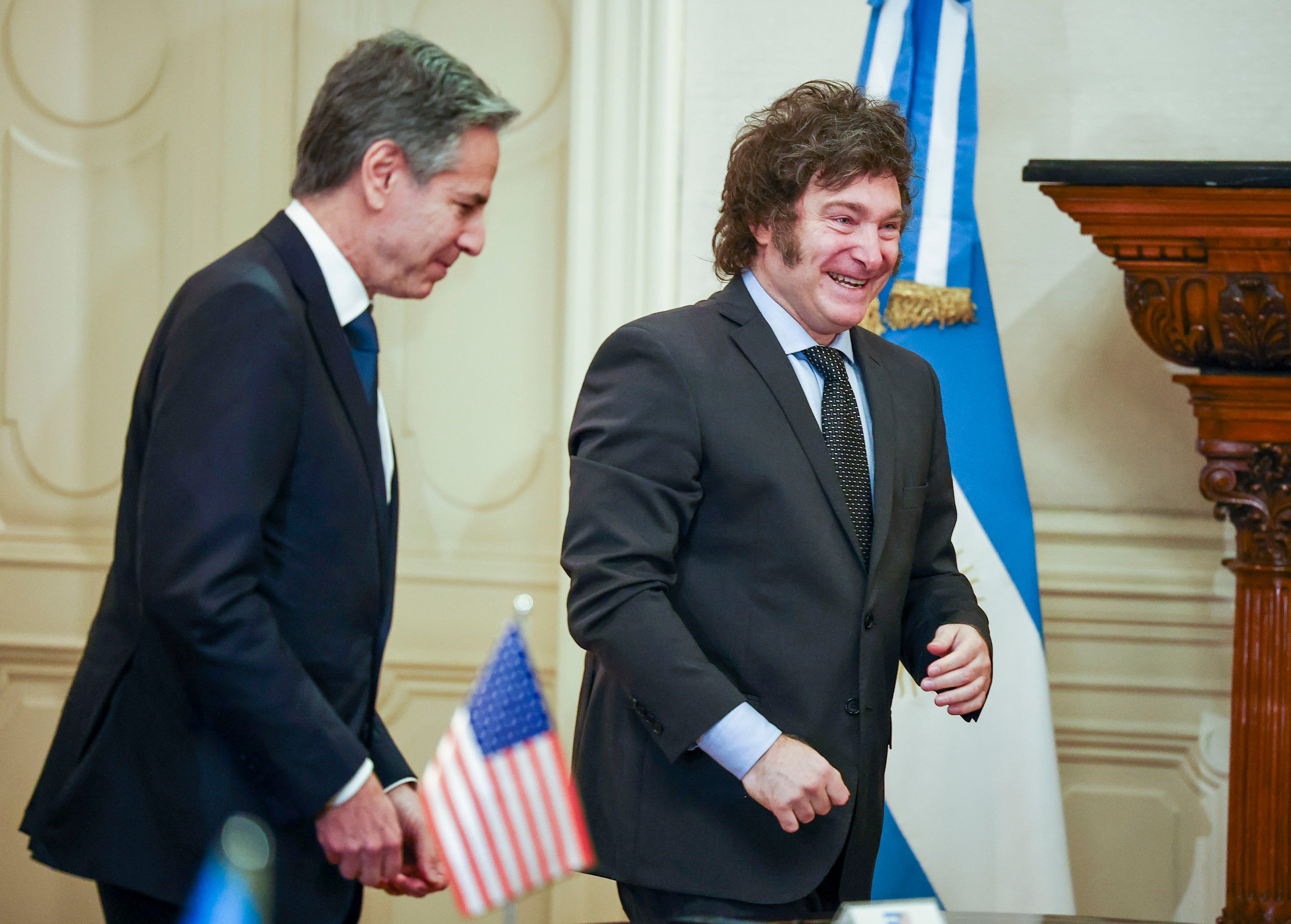 El presidente de Argentina, Javier Milei, con el secretario de Estado de Estados Unidos, Antony Blinken, en el palacio presidencial Casa Rosada 