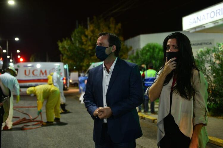 Ariel Sujarchuk, intendente de Escobar, y Luana Volnovich, titular del PAMI, durante la intervención del sanatorio días atrás