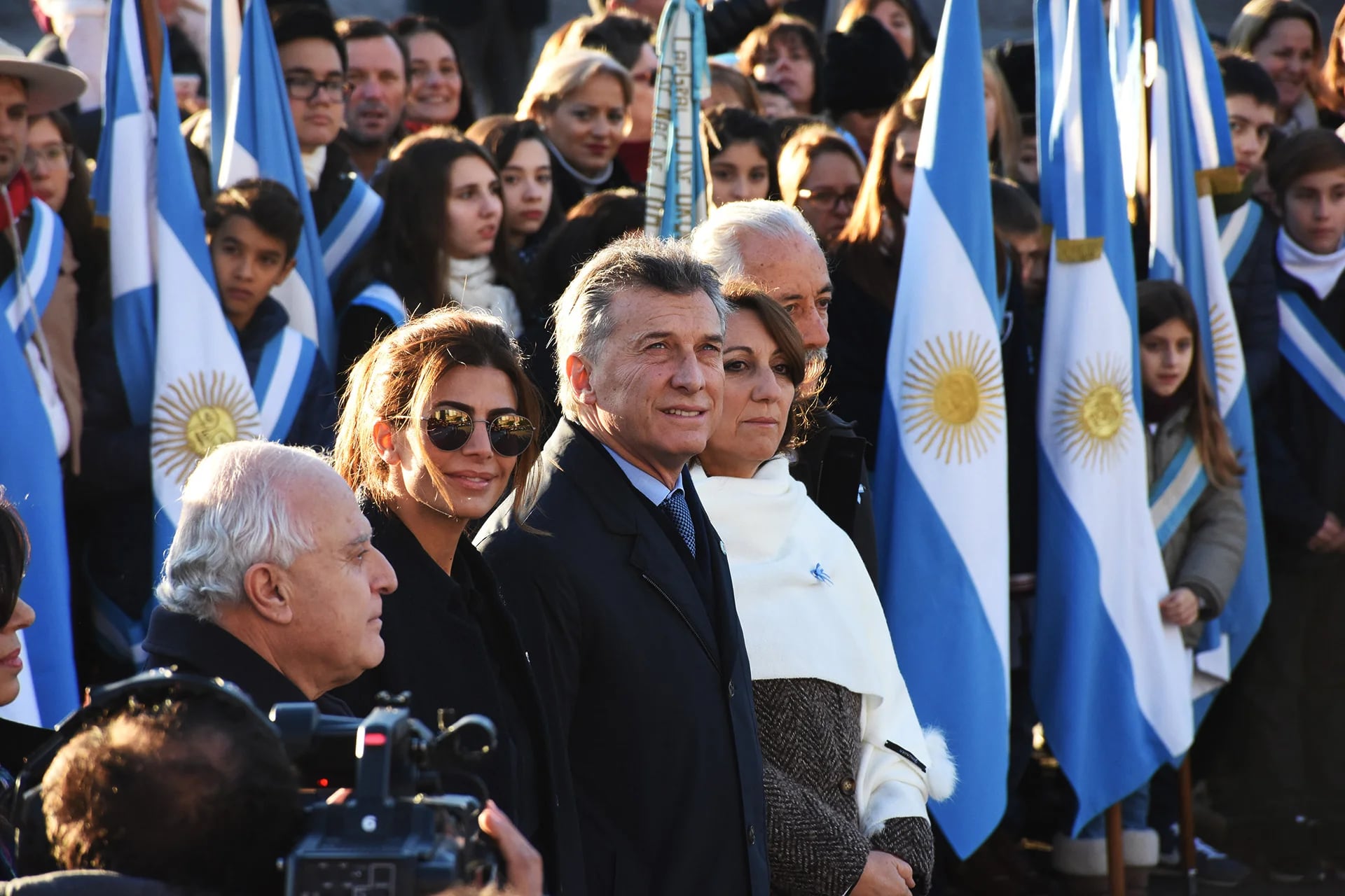 El presidente Mauricio Macri encabezó hoy el acto central por el Día de la Bandera en el monumento histórico de la ciudad de Rosario, donde tomó juramento a alumnos y cadetes de las Fuerzas Armadas, junto al gobernador Miguel Lifschitz y a la intendente Mónica Fein