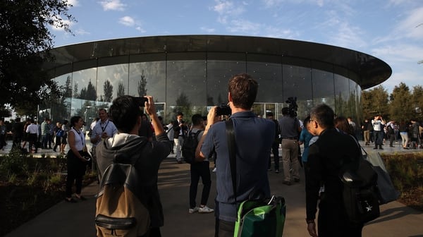 Una vista del Steve Jobs Theatre en Apple Park el 12 de septiembre de 2017 en Cupertino, California. Apple celebra su primer evento especial en el nuevo campus de Apple Park, donde se espera que presenten un nuevo iPhone. (AFP)