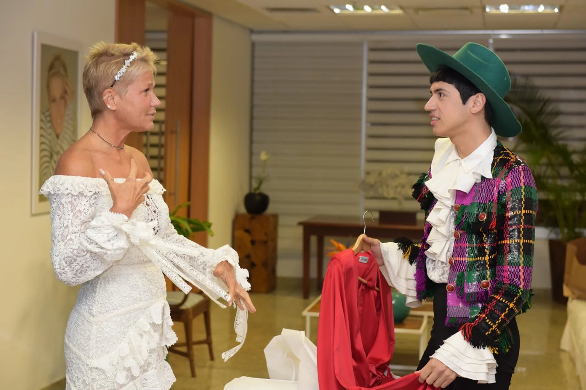 Santiago Artemis viajó a Rio de Janeiro para vestir a Xuxa, que se emocionó por su talento