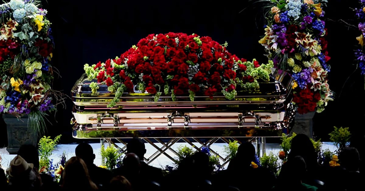 Il funerale di Michael Jackson: enorme esposizione, bara placcata in oro e raccapriccianti dettagli dell’autopsia