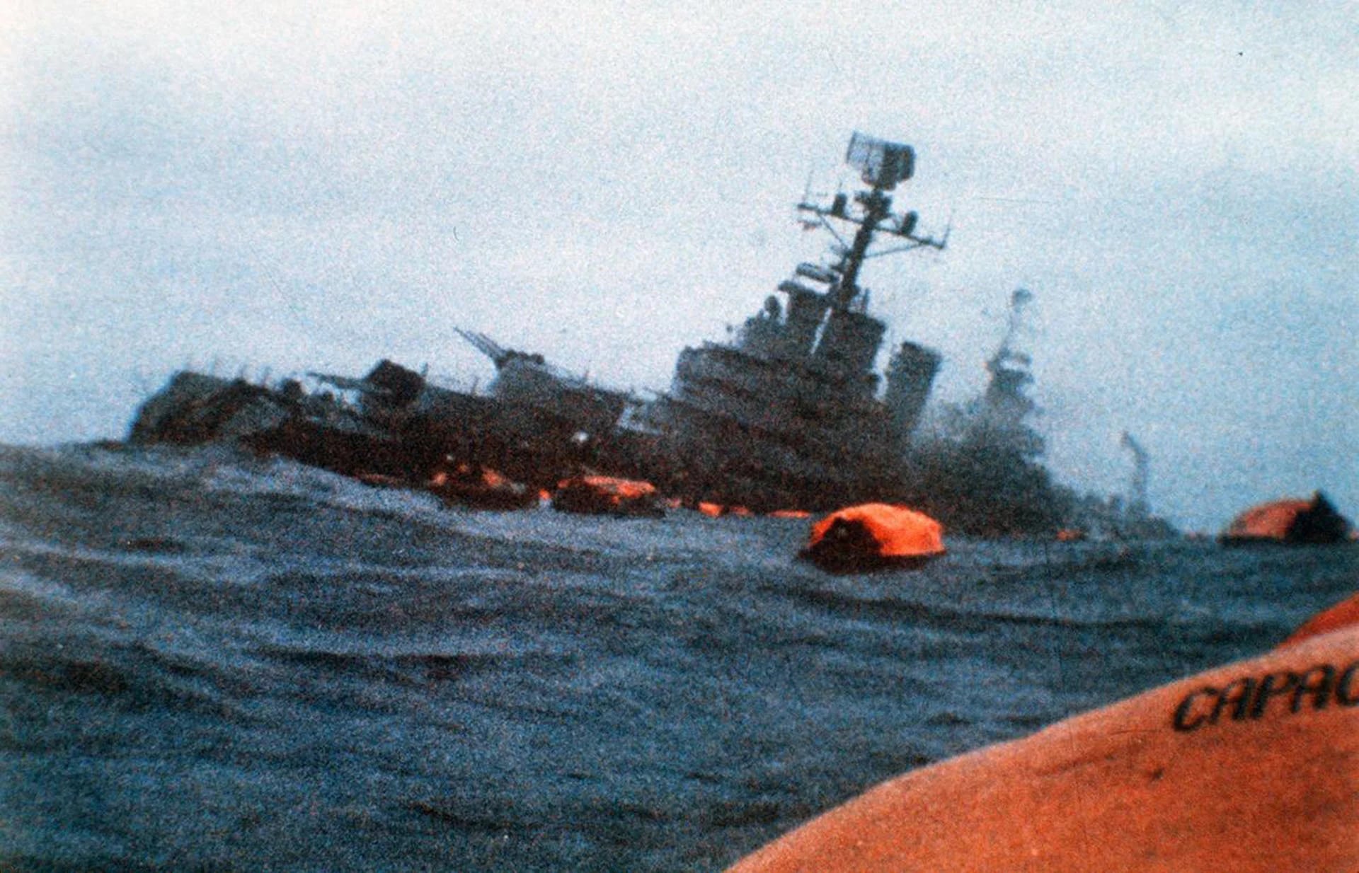 El hundimiento del ARA General Belgrano se produjo el domingo 2 de mayo de 1982 por el ataque del submarino nuclear británico HMS Conqueror. Llevaba 1091 tripulantes, murieron 323 (AP)