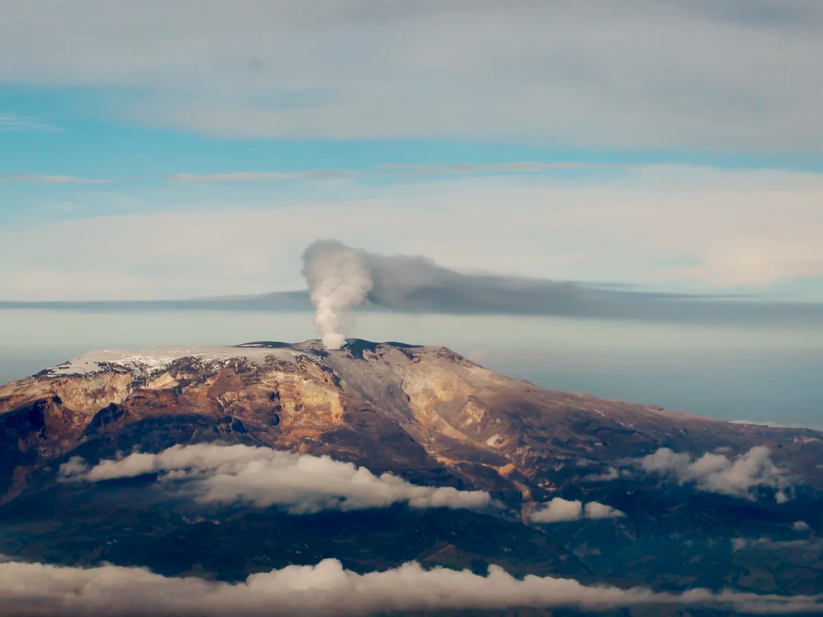 Continúa la actividad sísmica en el volcán Nevado del Ruíz, aunque en  menores proporciones - Infobae