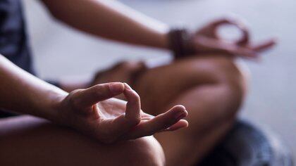 La meditación y el yoga ayudan a calmar la ansiedad ante nuevas enfermedades (Shutterstock)