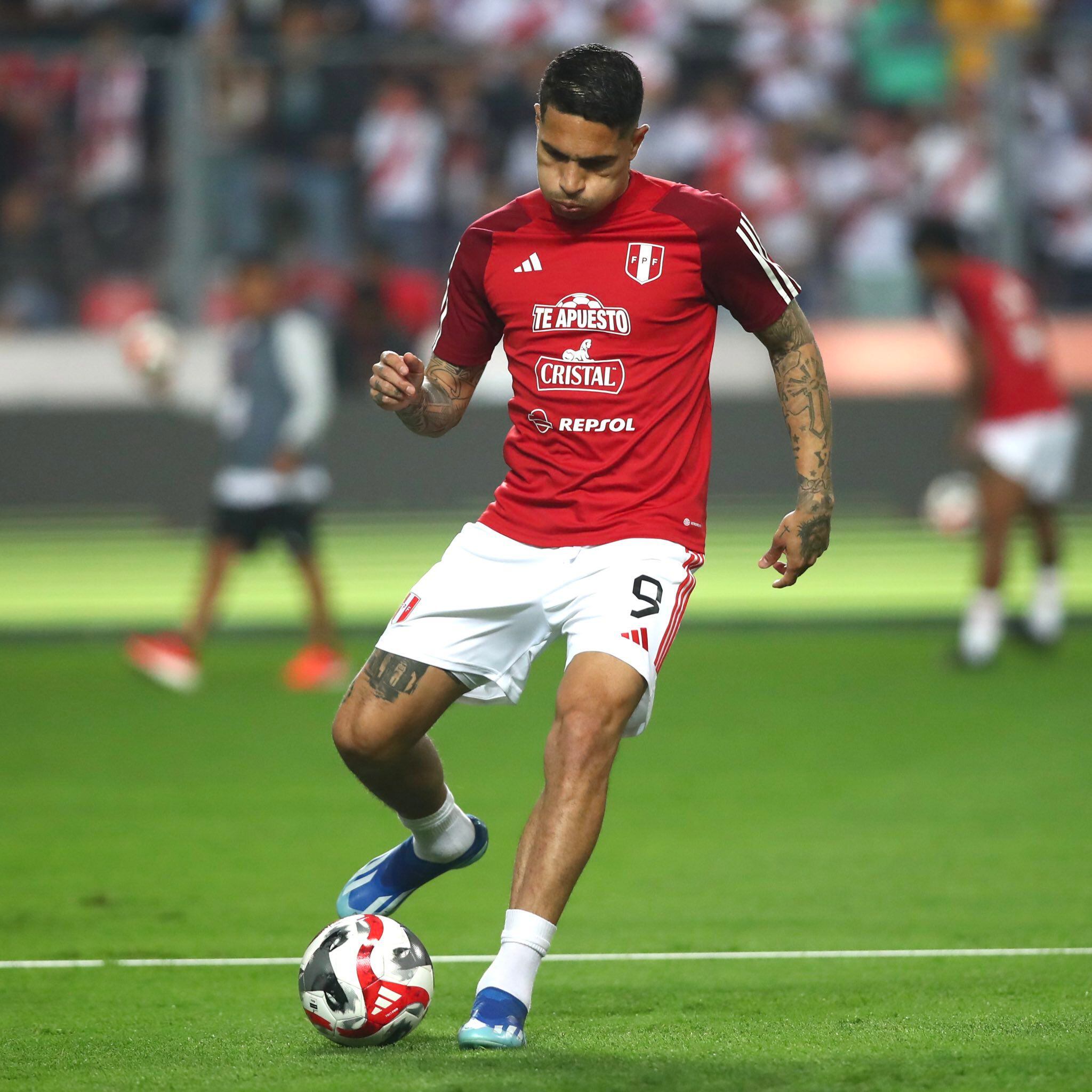 Paolo Guerrero realiza la entrada en calor (@SeleccionPeru)