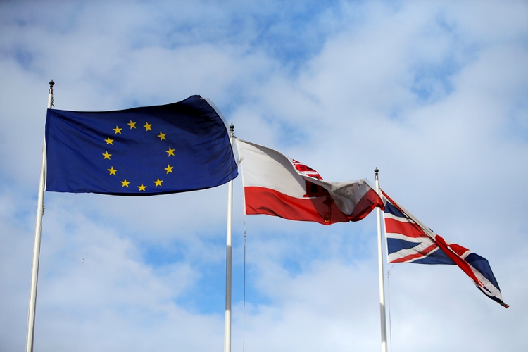 La bandera de la Unión Europea, la bandera de Gibraltar y la bandera del Reino Unido se ven ondeando, en la frontera de Gibraltar con España, el 25 de noviembre de 2018 (REUTERS/Jon Nazca/File Photo)