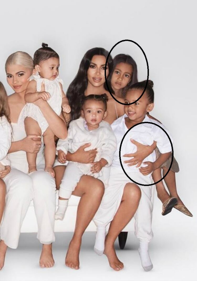 El brazo de Kim Kardashian se veía raro y su hija North, detrás, parecía superpuesta