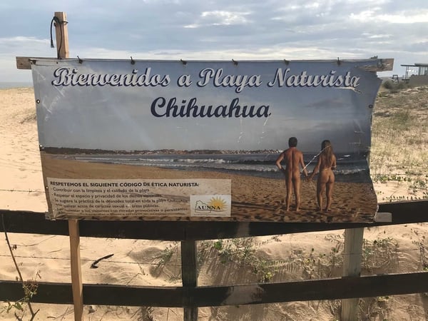 El cartel que se exhibe en el ingreso a la playa (Infobae)