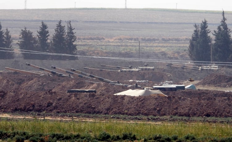 En esta imagen del domingo 6 de octubre de 2019, piezas de artillería turcas se ven en nuevas posiciones cerca de la frontera con Siria, en la provincia turca de Sanliurfa, Turquía (DHA/AP)