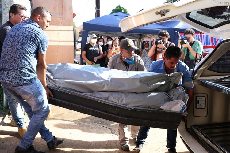 El traslado de los cuerpos de algunos de los presos muertos en el motín (REUTERS/Bruno Kelly)