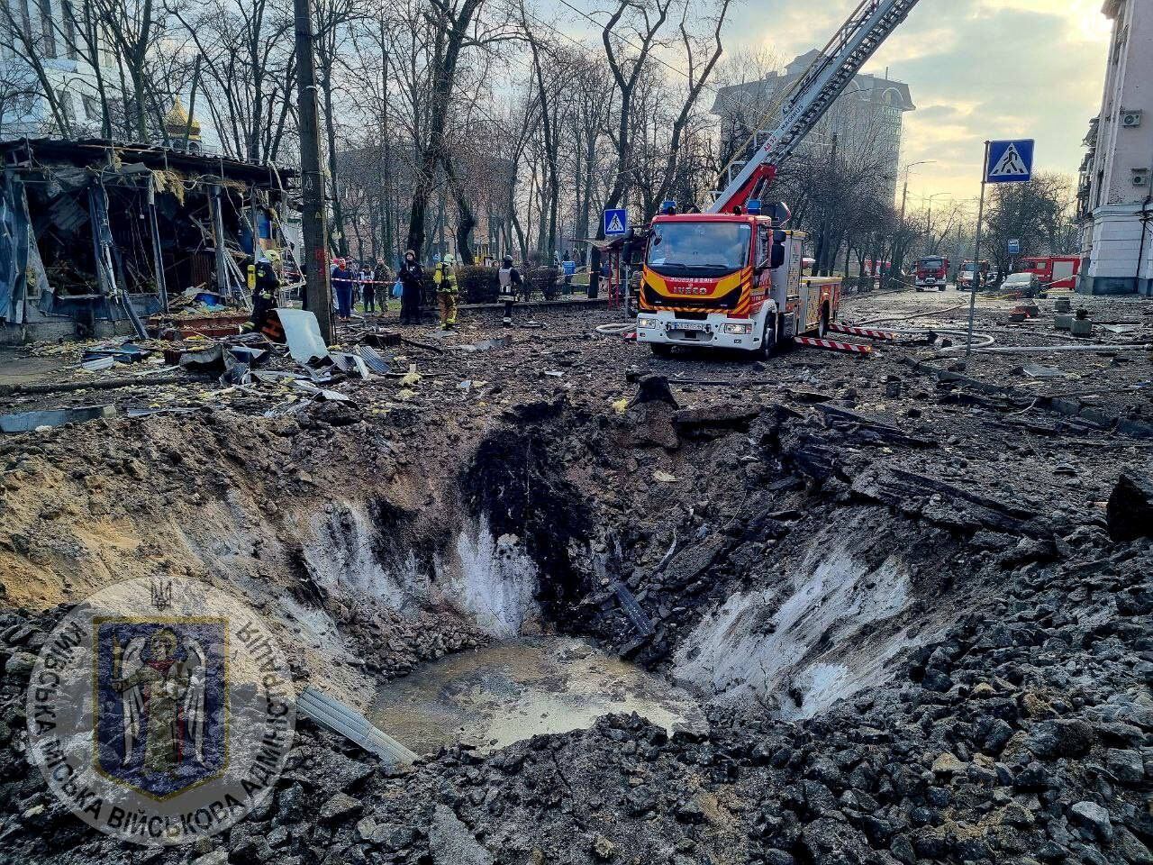 Los misiles o sus fragmentos tras ser interceptados provocaron daños en edificios de los distritos de Shevchenko, Sviatoshinski y Podil de la capital ucraniana. (REUTERS)