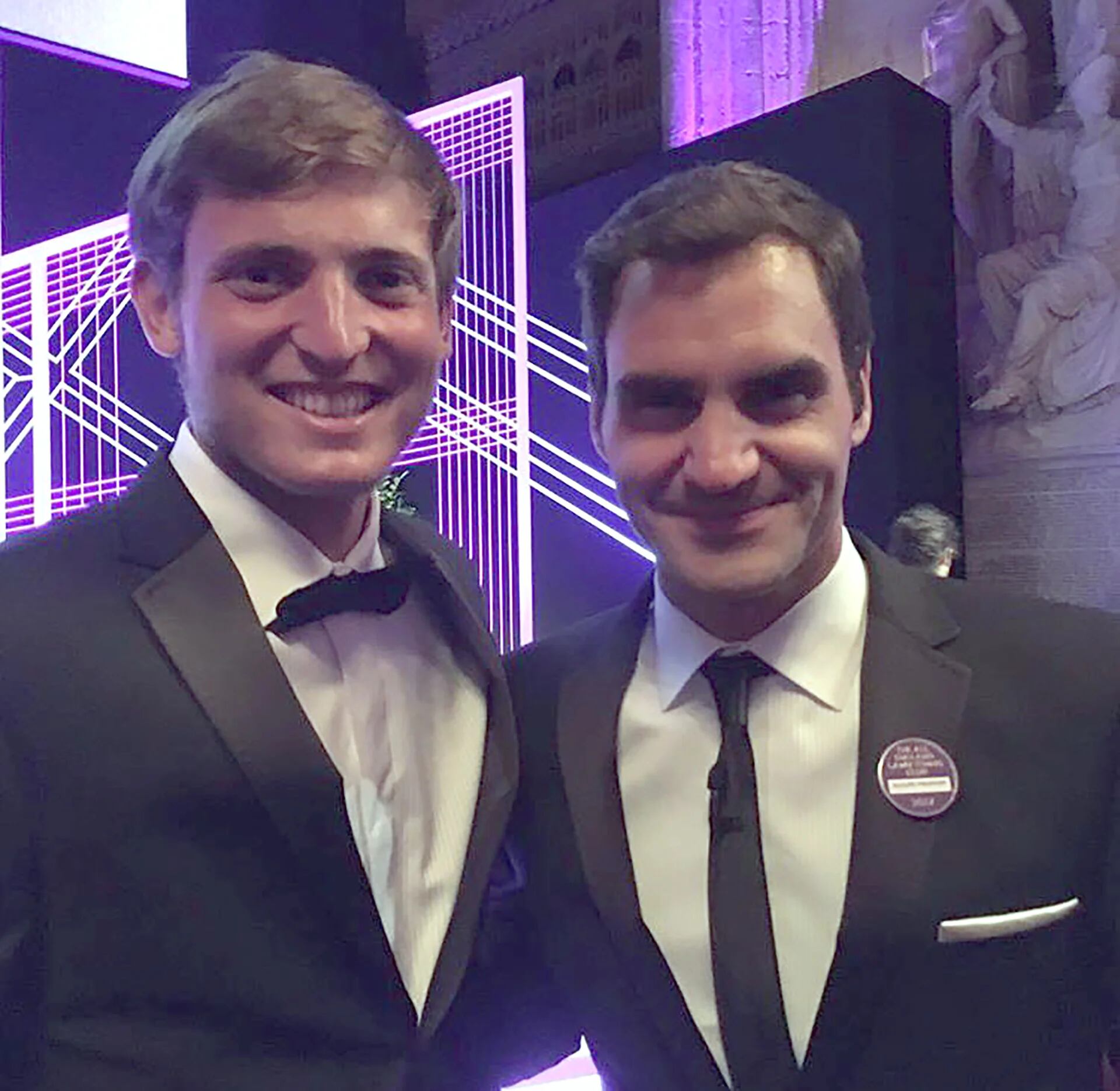 Geller con Roger Federer en la gala de ganadores de Wimbledon durante el 2017, cuando perdió la final ante Davidovich Fokina
