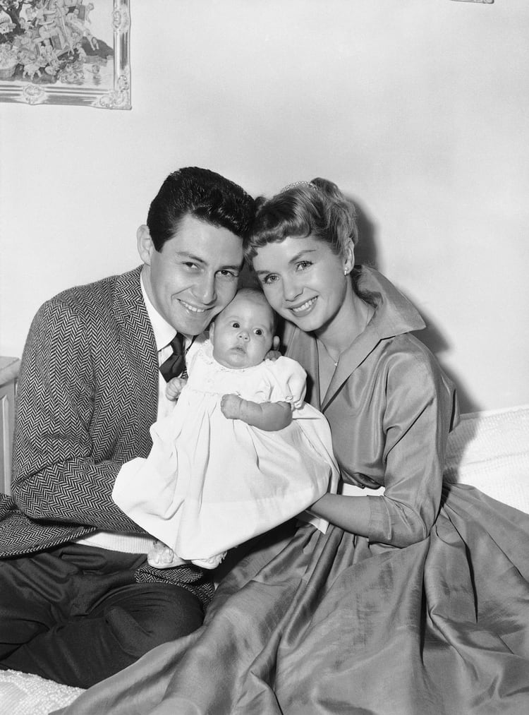  Debbie Reynolds y Eddie Fisher con su hija Carrie Fisher en 1957 (AP Photo, File)